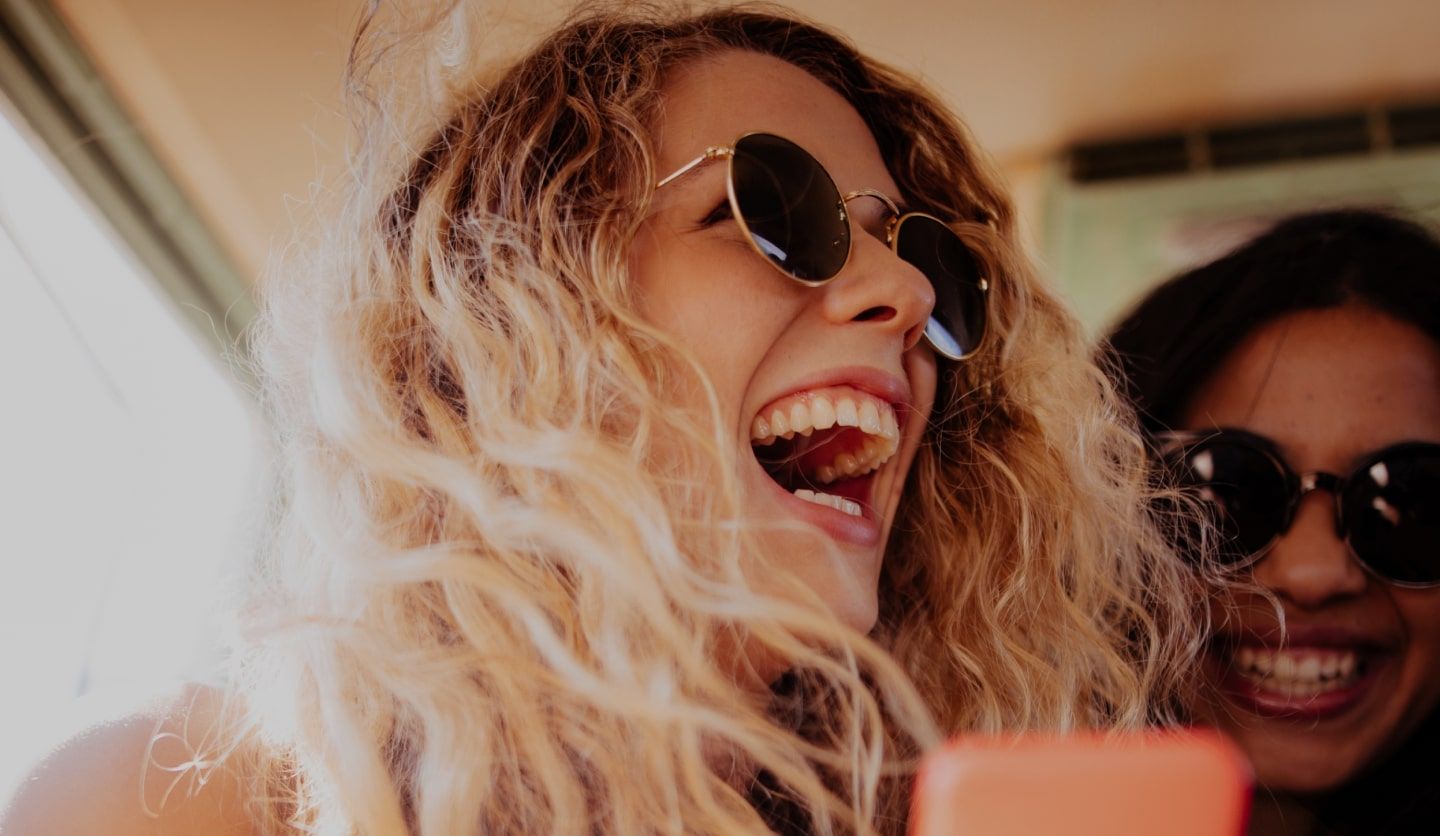 glad kvinna med ett stort leende på läpparna